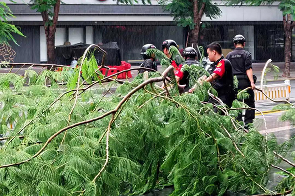 满城“中国红”里，一抹“袖标红”给足安全感！